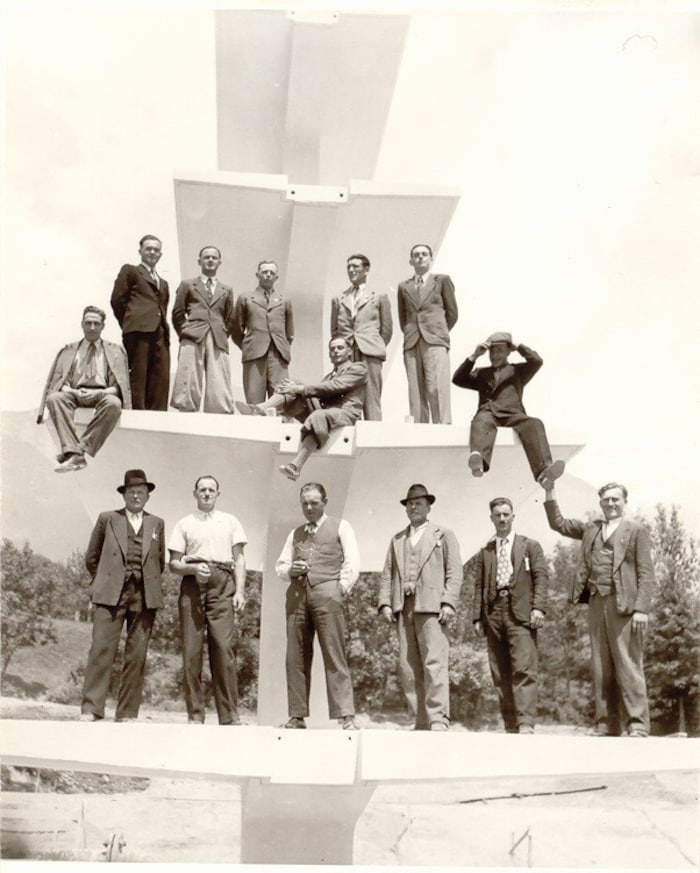 Der Sprungturm zur Zeit der Errichtung um 1940. Architekt Heinz Bauer – damals Bürgermeister von ...