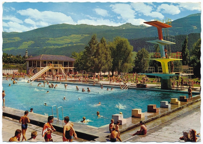 In den 1960er Jahren wurde die Anlage aufgepeppt und dafür der Sprungturm und die Podeste bunt ...