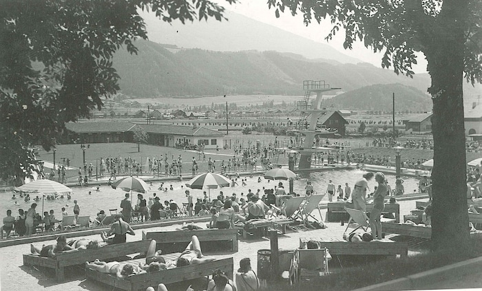 Das Bad nach der Eröffnung 1941. Mitten in den Feldern, von denen heute viele verbaut sind.