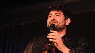 Sebastian Humi trat mit „Das zerrissene Kind: Arabisch – Katholisch – Schwul“ in Graz auf