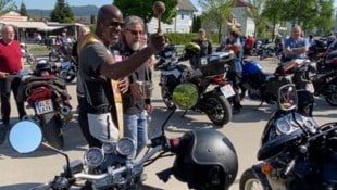 Charles segnet die Maschinen der „Heavens Angels“.