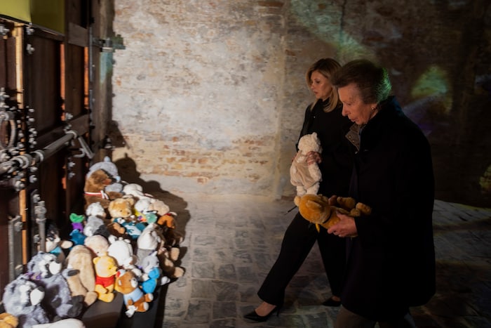 Die Princess Royal legte mit der ukrainischen First Lady Olena Selenska bei einem Denkmal für im ...