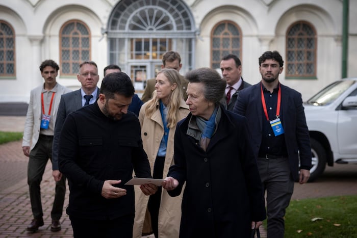 Prinzessin Anne überreichte Präsident Wolodymyr Selenskyj einen Umschlag.