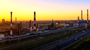 Die Anlage in Jaroslawl ist mit einer Verarbeitungskapazität von 15 Millionen Tonnen Rohöl pro ...