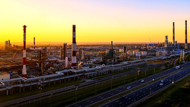 Die Anlage in Jaroslawl ist mit einer Verarbeitungskapazität von 15 Millionen Tonnen Rohöl pro ...