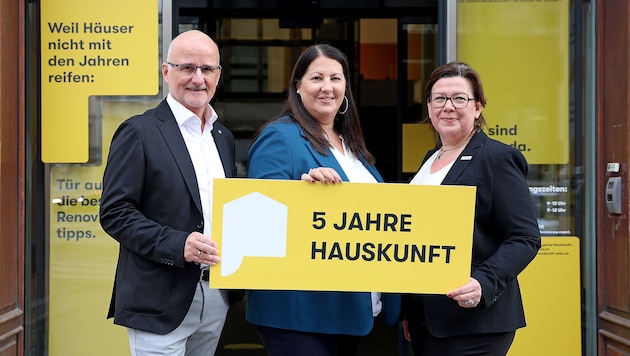 Wohnfonds-Vizechef Dieter Groschopf, Vizebürgermeisterin Wohnbaustadträtin Kathrin Gaál und ...