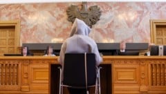 Maria G. vor dem Schöffensenat im Schwurgerichtssaal des Salzburger Landesgerichtes