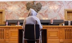 Maria G. vor dem Schöffensenat im Schwurgerichtssaal des Salzburger Landesgerichtes