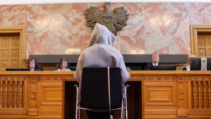 Maria G. vor dem Schöffensenat im Schwurgerichtssaal des Salzburger Landesgerichtes