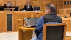 Der Angeklagte soll zwei Mädchen jahrelang missbraucht haben.