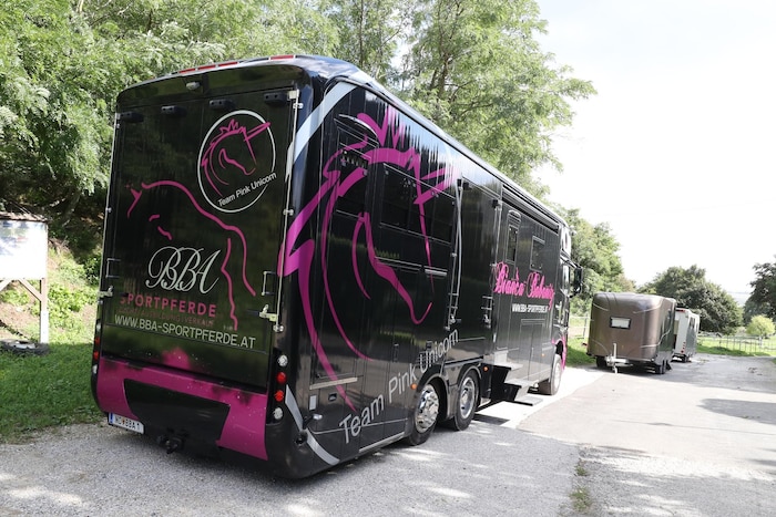 Ihr Reitverein „Team Pink Unicorn“ findet sich auch auf dem Pferde-LKW.