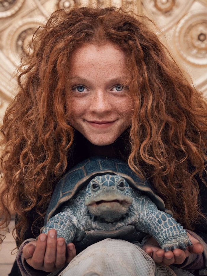 Momo (Alexa Goodall) versucht mit ihrer geheimnisvollen Schildkröte herauszufinden, was passiert ...