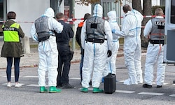 Ein Brand in einem Münchner Einfamilienhaus hat am Mittwoch einen Großeinsatz von Polizei und ...