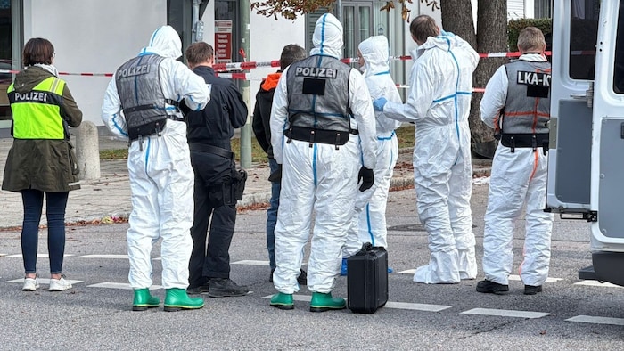 Ein Brand in einem Münchner Einfamilienhaus hat am Mittwoch einen Großeinsatz von Polizei und ...