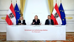 Staatssekretärin Michaela Schmid (SPÖ), Außenministerin Beate Meinl-Reisinger (NEOS) und ...
