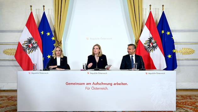 Staatssekretärin Michaela Schmid (SPÖ), Außenministerin Beate Meinl-Reisinger (NEOS) und ...