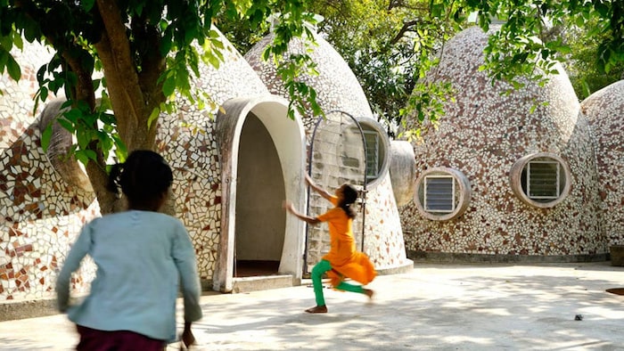 Die hellen Lehmhäuser eines Kinderheimes in Puducherry wurden vor Ort – im Ganzen – gebrannt.
