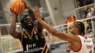 Fürstenfelds Basketballer (in Schwarz) greifen neu an.