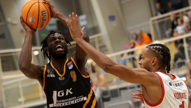Fürstenfelds Basketballer (in Schwarz) greifen neu an.