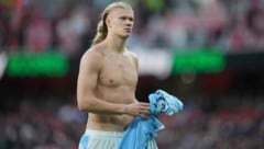 Erling Haaland zeigt (hier) nicht nur seinen austrainierten Oberkörper, sondern sich selbst auch ...