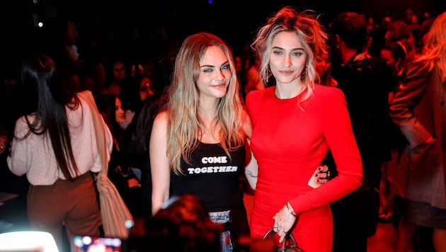 Paris Jackson stahl Supermodel Cara Delevingne bei der Modenschau von Stella McCartney die Show.