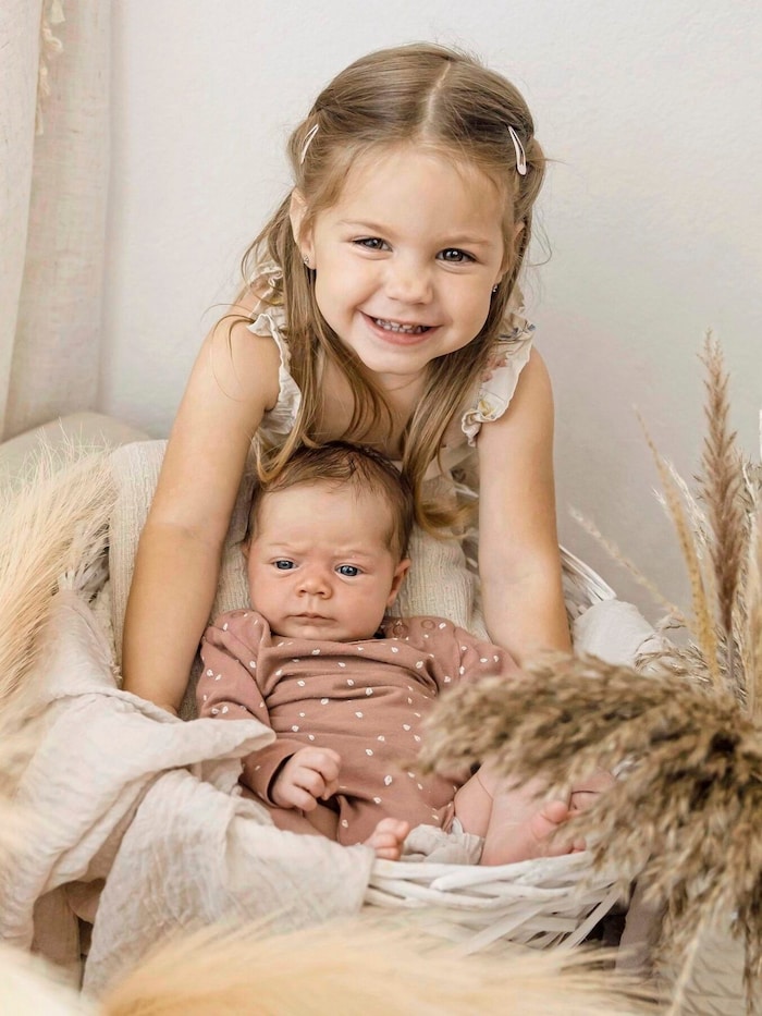 Baby Sophia mit Schwester Johanna