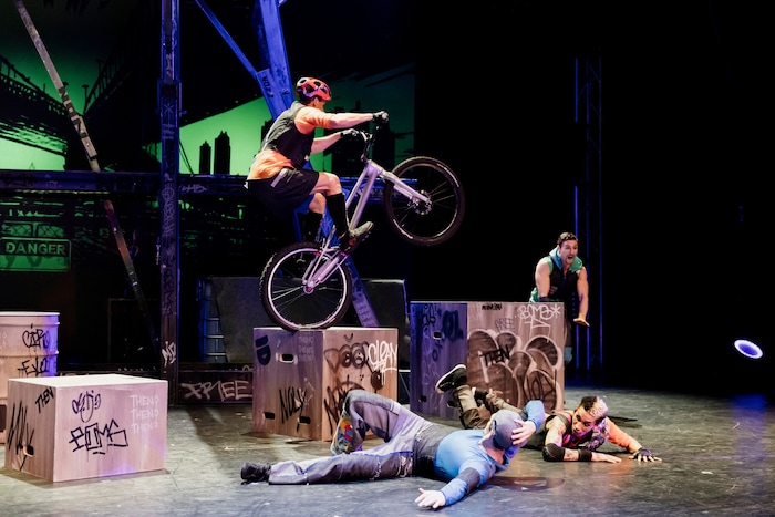 Der Cirque Eloize aus Montreal in Kanada kombiniert im Programm „ID Evolution“ Hip-Hop und Tanz ...