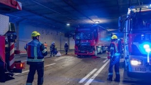 Das Feuer im Tunnel war schnell gelöscht – durch den Aufprall waren einige Kisten aufgeplatzt, ...