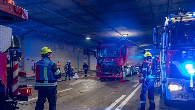Das Feuer im Tunnel war schnell gelöscht – durch den Aufprall waren einige Kisten aufgeplatzt, ...