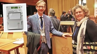 Anwalt Gottfried Forsthuber und Smart-Meter-Rebellin Roswitha Vizvary im Europäischen ...