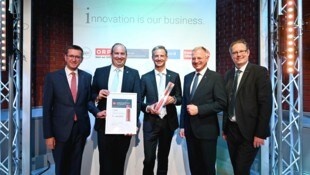 JKU-Rektor und Jury-Leiter Stefan Koch, LH Thomas Stelzer (von rechts) und Landesrat Markus ...