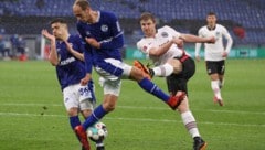 Blendi Idrizi hier im Schalke-Dress gegen Martin Hinteregger.