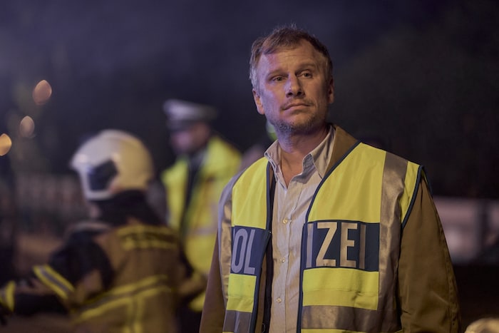 Ermittler Auschra ist mit einem großen Chaos konfrontiert – die Puzzleteile lassen sich nur ...