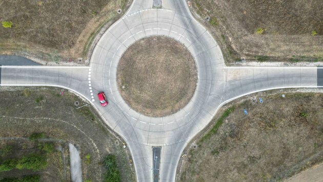 In einem Kreisverkehr (Symbolbild) ereignete sich der Unfall.