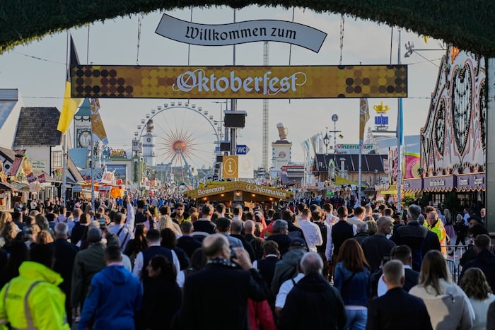 Nach der Sperre strömten die Besucher wieder auf die Wiesn.