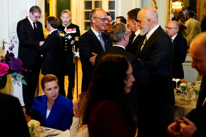 Gelöste Stimmung beim Abendempfang des dänischen Königspaars