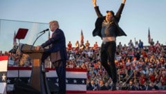 Im Schatten von Donald Trump durchlebte der reichste Mensch der Welt in diesem Jahr ein ...