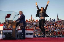 Im Schatten von Donald Trump durchlebte der reichste Mensch der Welt in diesem Jahr ein ...