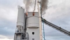 Eine Betonmischanlage stand in Flammen.
