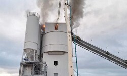 Eine Betonmischanlage stand in Flammen.