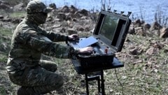 Ein Mitglied des ukrainischen Militärgeheimdienstes überwacht den Kurs einer Untersee-Drohne.