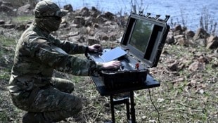 Ein Mitglied des ukrainischen Militärgeheimdienstes überwacht den Kurs einer Untersee-Drohne.