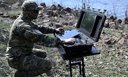 Ein Mitglied des ukrainischen Militärgeheimdienstes überwacht den Kurs einer Untersee-Drohne.