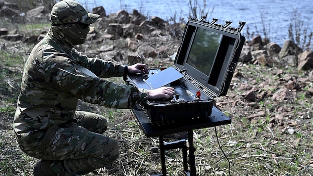 Ein Mitglied des ukrainischen Militärgeheimdienstes überwacht den Kurs einer Untersee-Drohne.