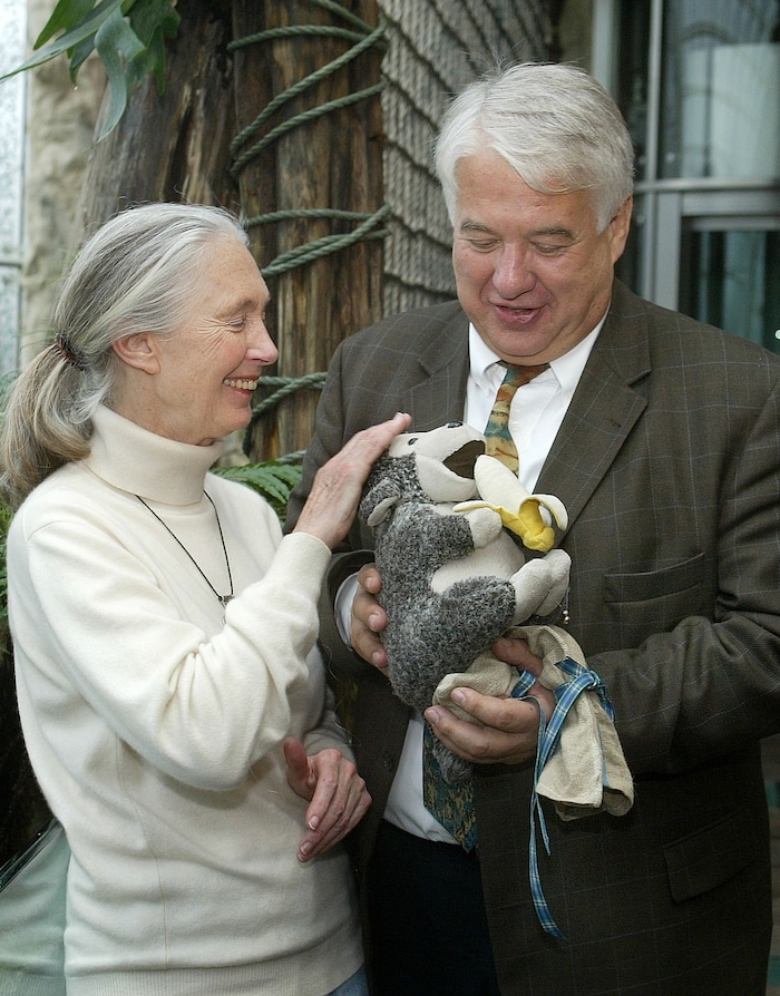 Jane Goodall mit Schönbrunns ehemaligem Tiergartendirektor Helmut Pechlaner im Jahr 2003.