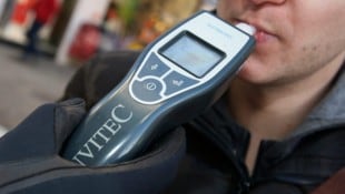 Trotz starker Alkoholisierung setzt sich der Mann ans Steuer (Symbolfoto).