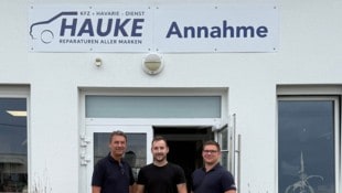 Ein starkes Team: Kraftfahrzeugtechniker Jonas Paar, Geschäftsführer Reinhard Wedl und ...