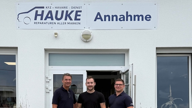 Ein starkes Team: Kraftfahrzeugtechniker Jonas Paar, Geschäftsführer Reinhard Wedl und ...