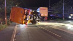 Der Lkw-Anhänger kippte auf die Gegenfahrbahn.
