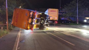 Der Lkw-Anhänger kippte auf die Gegenfahrbahn.